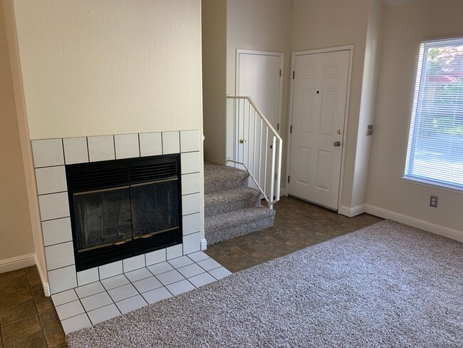 Building Photo - Great home near Shopping Centers!