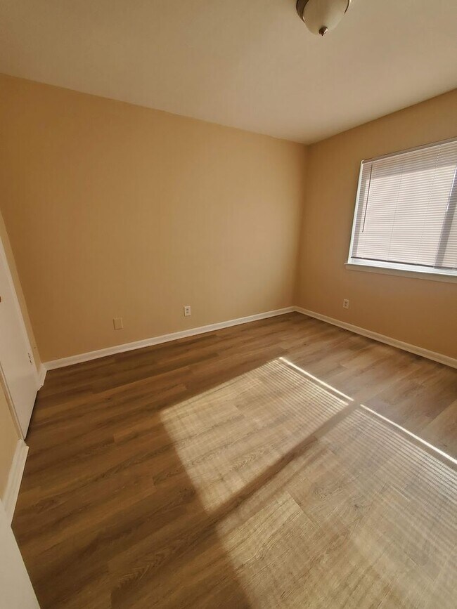 Building Photo - Absolutely Adorable two bedroom is move in...