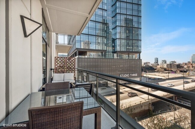 Building Photo - 740 W Fulton St