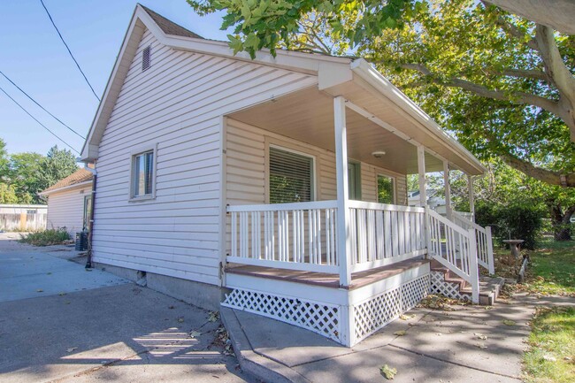 Building Photo - Darling Home in Downtown Bountiful