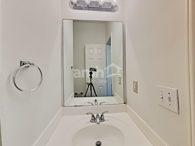 Building Photo - 2915 Encino Riv