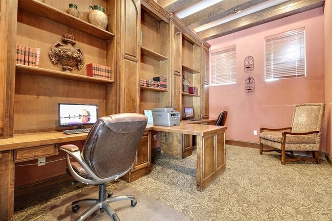 Building Photo - Spacious Top Floor Condo in Resort Style C...
