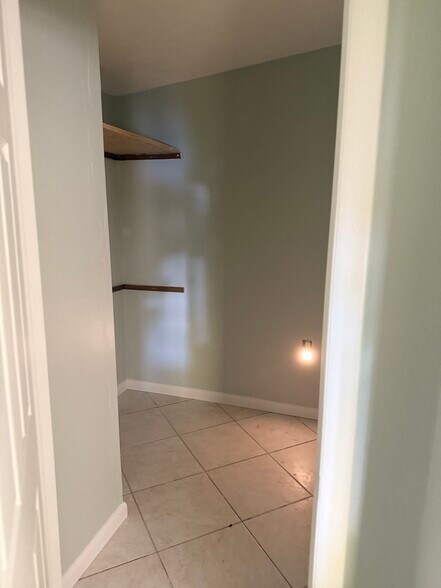 APT A CLOSET/STORAGE - 2929 Patterson Ave