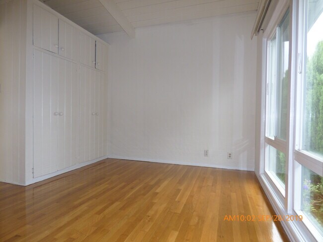Building Photo - 245 1/2 S Church Ln