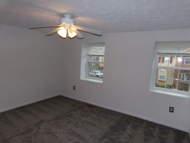 Building Photo - Updated 3 Bed 2.5 Bath Centerville Condo