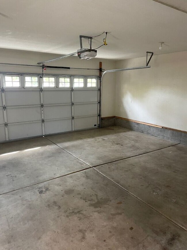 Building Photo - Quiet Peaceful 3 bedroom 2 bath Single Level home located in Central Point