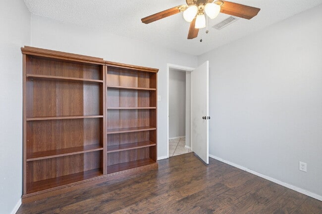 Building Photo - Charming 3 Bedroom Home near Schools and Rec Center