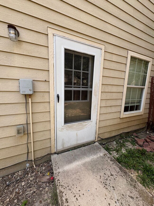Building Photo - Newly Renovated Town-home