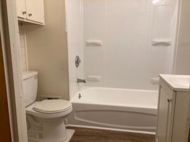 Building Photo - 86-88-88 Baycliff Dr