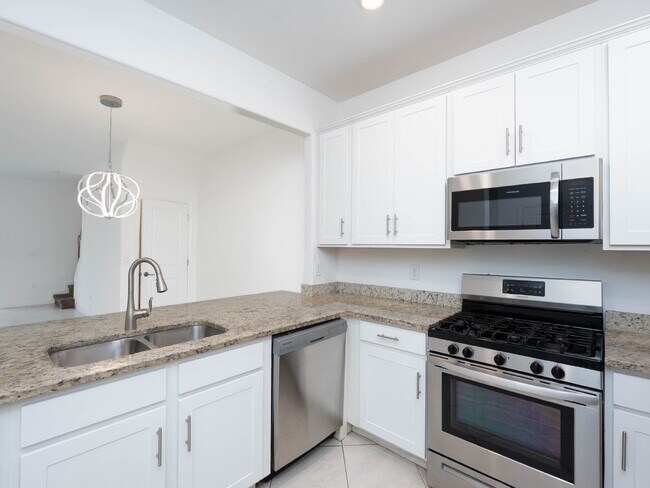 Building Photo - Newer-construction townhome in the highly desirable Lorraine Lakes