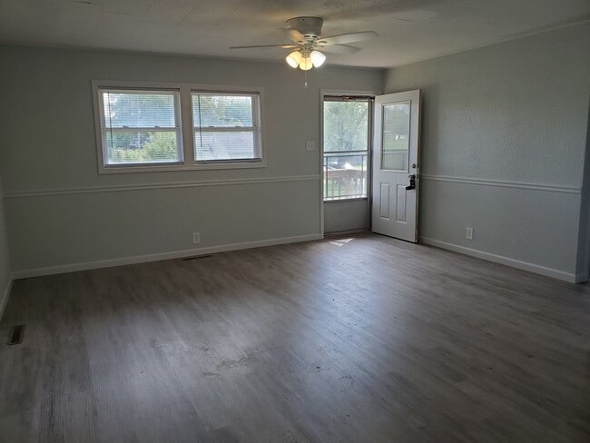 Building Photo - Great 3BR, 1BTH, 1 car att gar, ranch styl...