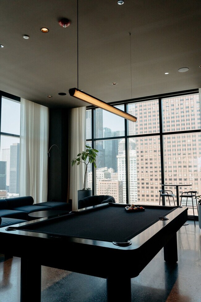 Building Photo - 755 S Clark St