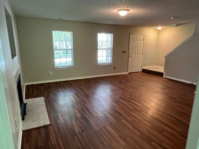 Building Photo - Great 3 Bed, 2.5 Bath house in University ...