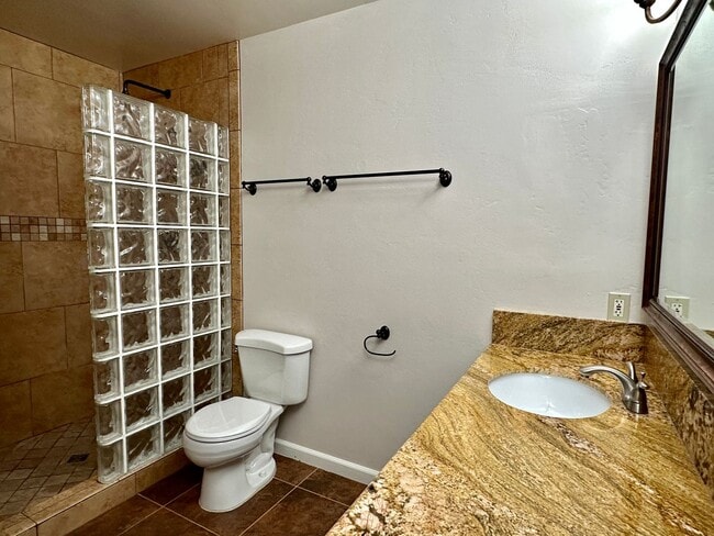 Building Photo - Spacious, Upgraded, 3 Bedroom 2.5 Bath Con...
