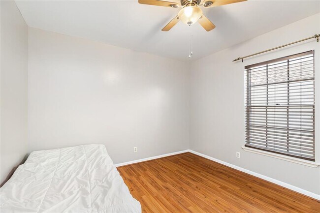 Building Photo - 2824 Briarhurst Dr