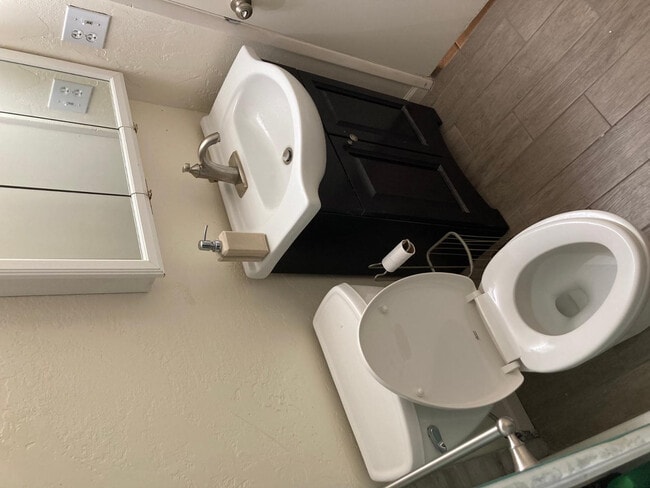 Building Photo - 2011 N Van Ness Ave