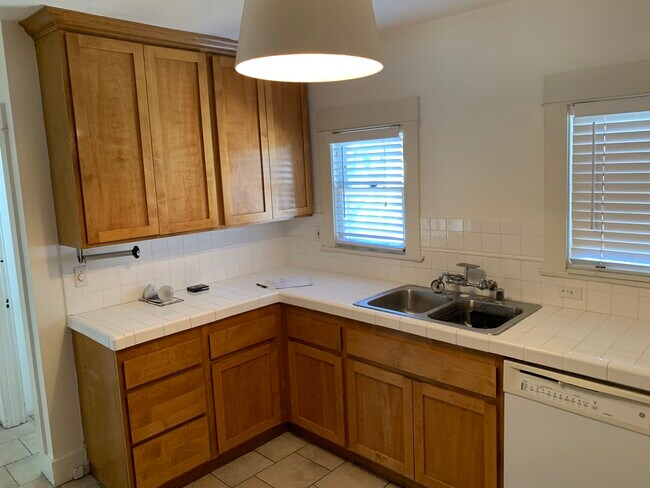 Building Photo - 847 Venezia Ave