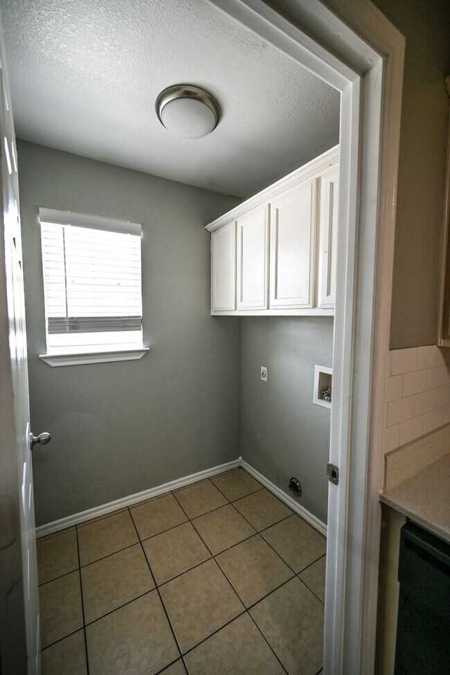 Building Photo - Decatur 2 bedroom 2 bath Duplex Available