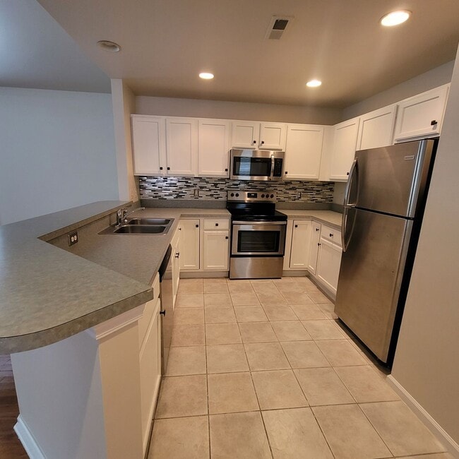 Building Photo - Welcome to this beautiful 3 bedroom, 2 bat...