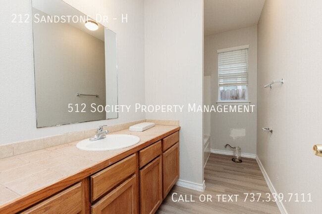 Building Photo - 212 Sandstone Dr