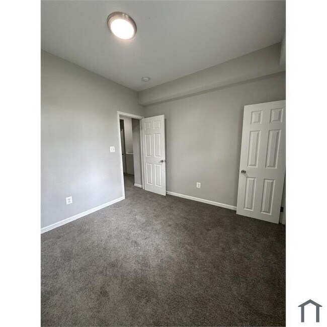 Building Photo - 4 Bedroom Rehabbed Home