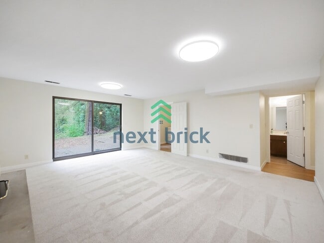 Building Photo - 3 Bed and 3 Bath Plus Office Private Single-family Home is Available for Rent!