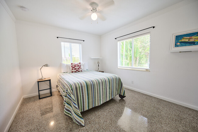 Building Photo - 532 NE 16th Ct