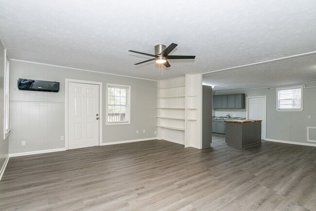Building Photo - Beautifully renovated 2nd floor, 2 Bdr 1 bath unit in Maryville, TN - Available Early 2026!!