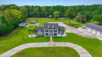 Building Photo - Peaceful and Luxury Living on 3+ Acres