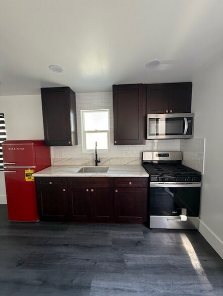 Building Photo - 823 E Cypress St