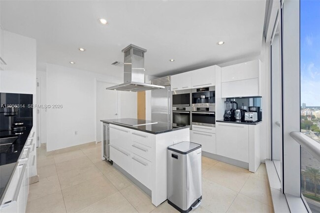 Building Photo - 17121 Collins Ave