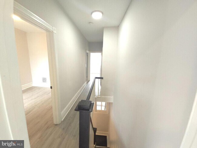 Building Photo - 54 Farson St