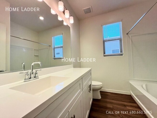 Building Photo - 1652 W Aztec Dr