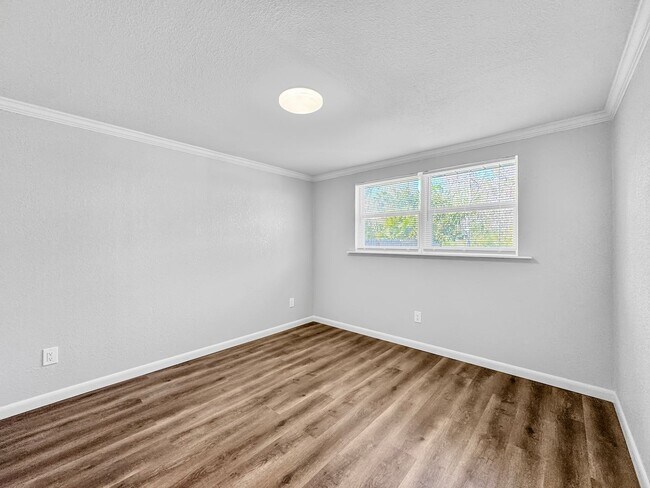 Building Photo - Fully Renovated 3-Bed, 2-Bath Home with Ga...