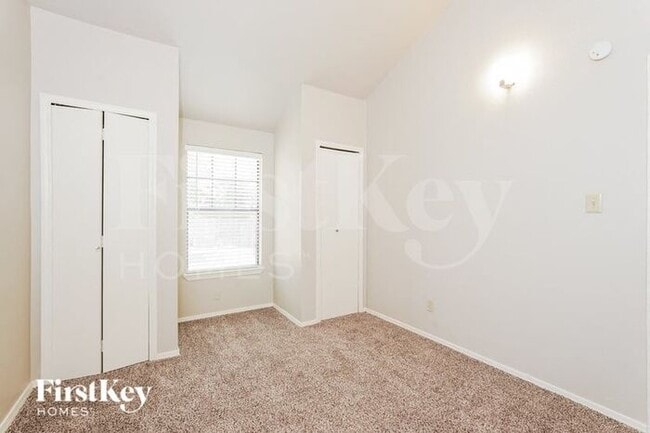 Building Photo - 2404 Busch Dr