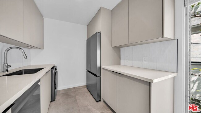 Building Photo - 305 San Vicente Blvd