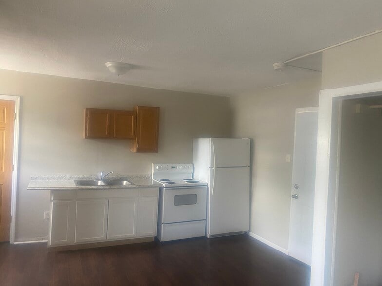 Building Photo - 245 S Washington St