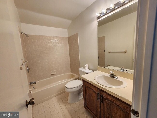 Building Photo - 254 Sayre Dr