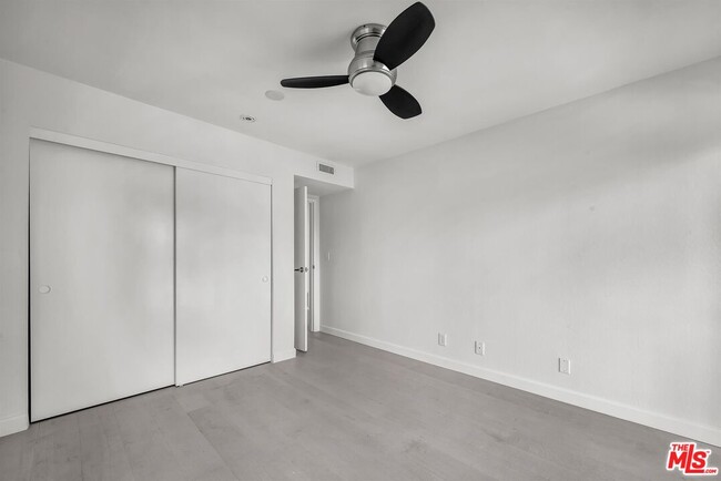 Building Photo - 466 S Venice Blvd
