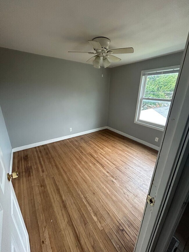 Building Photo - 2-Bedroom/1-Bath Townhouse for Rent