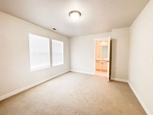 Building Photo - Stunning and Spacious 3BR 3BA Townhouse w/ Quartz Kitchen + Garage Parking + Modern Finishes in E...