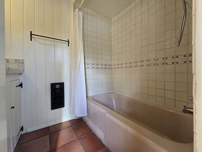 Building Photo - 1489 Bishops Lodge Rd