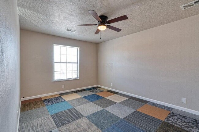 Building Photo - 811 Country Club Dr SE
