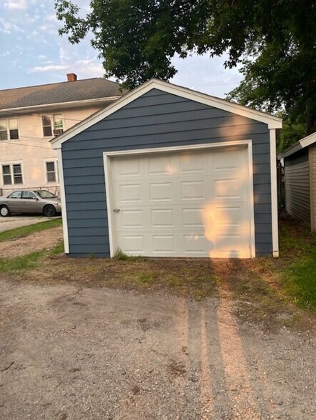 Building Photo - 305 S Van Buren St