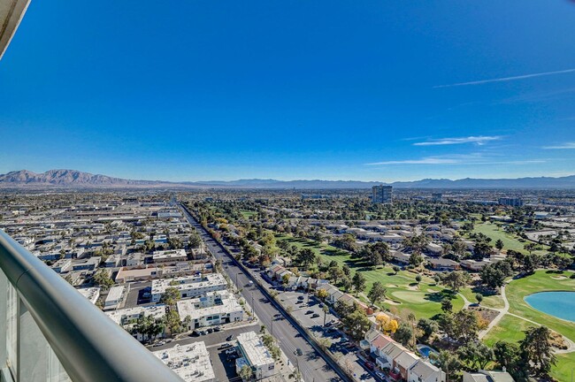 Building Photo - Turnberry Towers 2704- Strip/City Views fr...