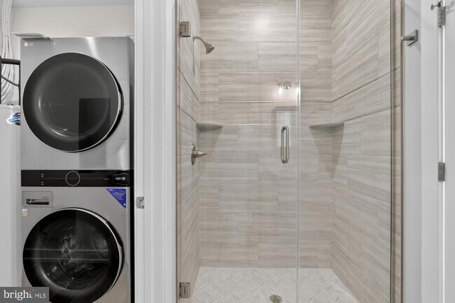 Building Photo - 2034 N Front St