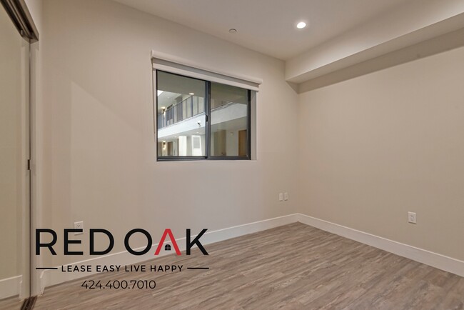 Building Photo - Gorgeous Two Bedroom with Central Heat and...