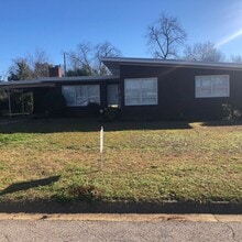 Building Photo - 4 Bed / 2.5 Bath