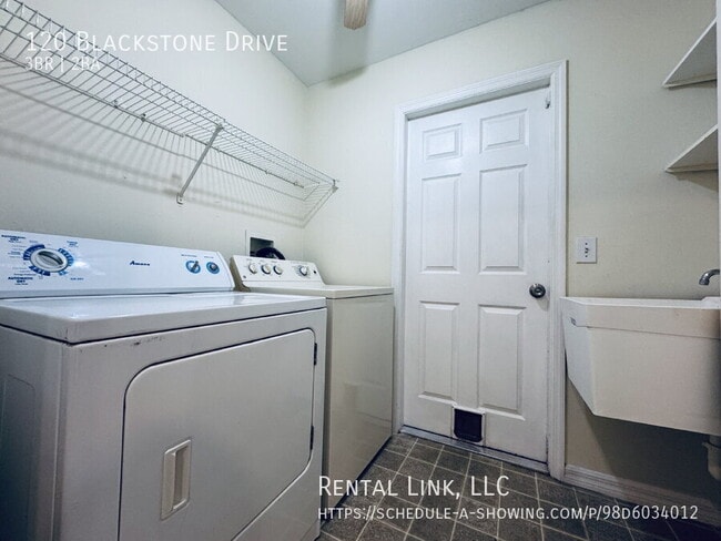 Building Photo - 120 Blackstone Dr