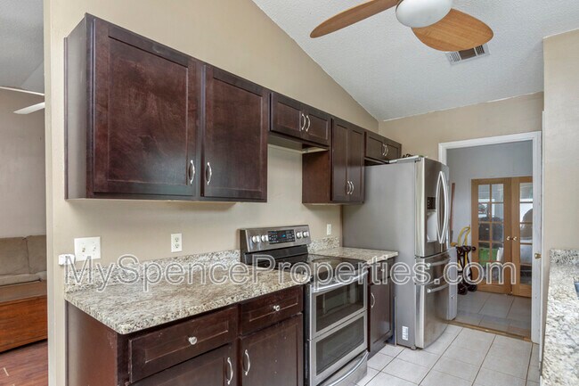 Building Photo - 14 Flora Cove